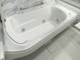 オーバーヘッドシャワーで快適お風呂タイム♪ オーバーヘッドシャワーで快適お風呂タイム♪